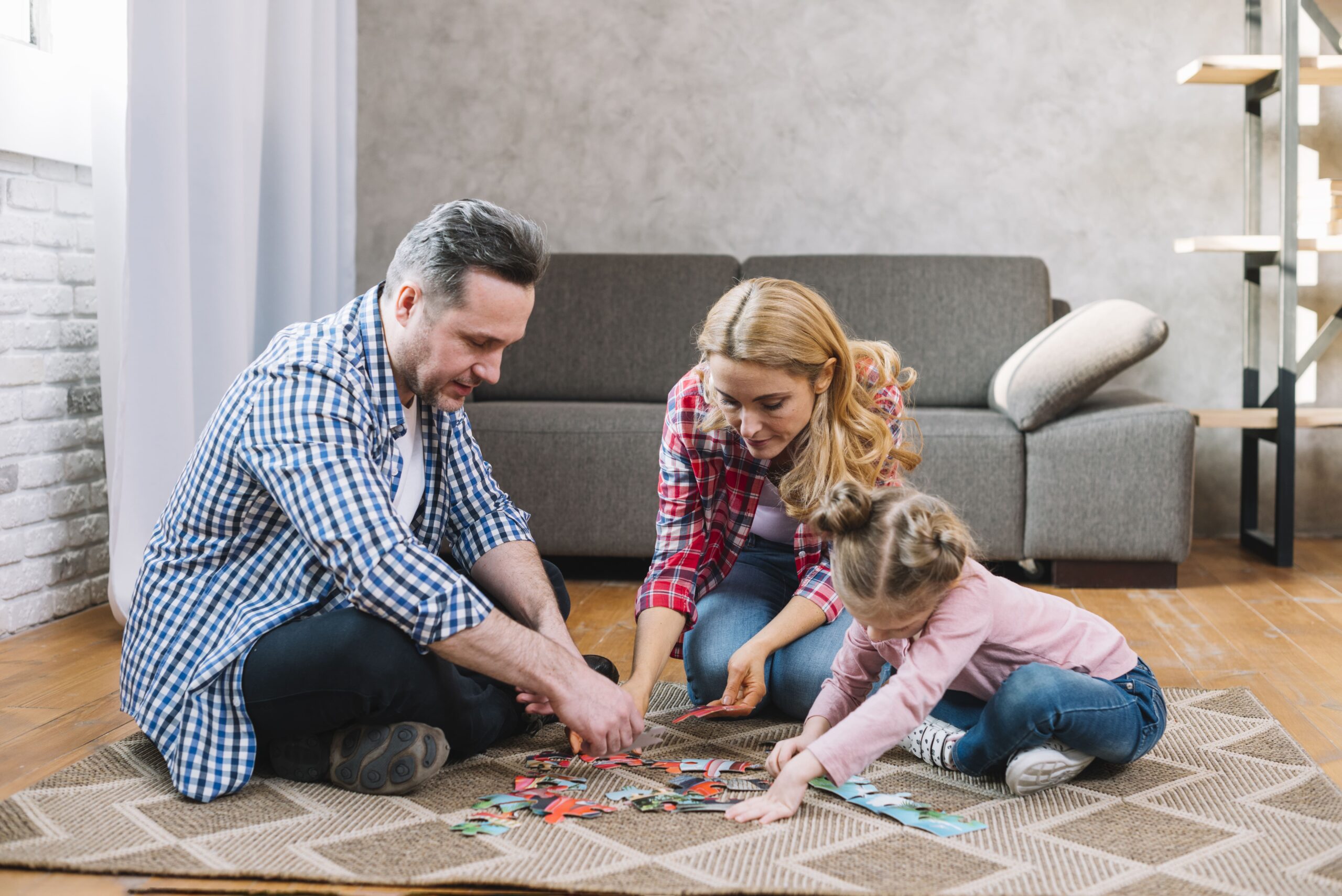 madre-padre-jugando-piezas-rompecabezas-su-hija (1)